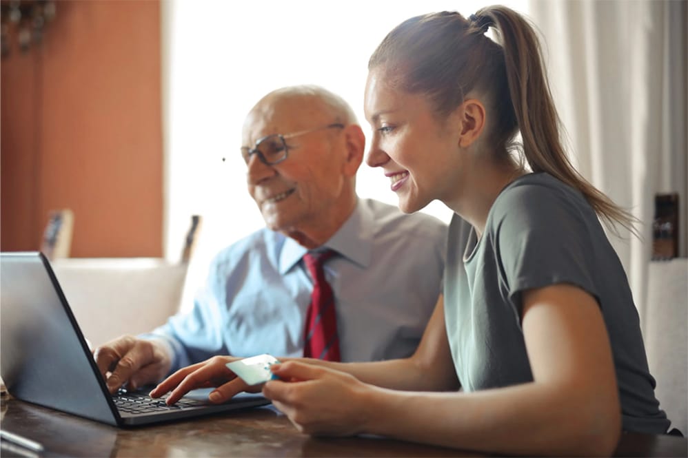Aurelius Family Office - Man and woman looking at computer.